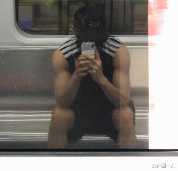 双鱼座 双鱼座小哥哥化身快递员，有颜有料，肌肉线条明显，还不快来签收！