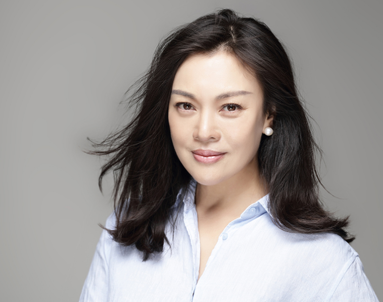 史可|54岁老戏骨史可秀恩爱，被身价数亿老公宠成少女，混血儿子帅气