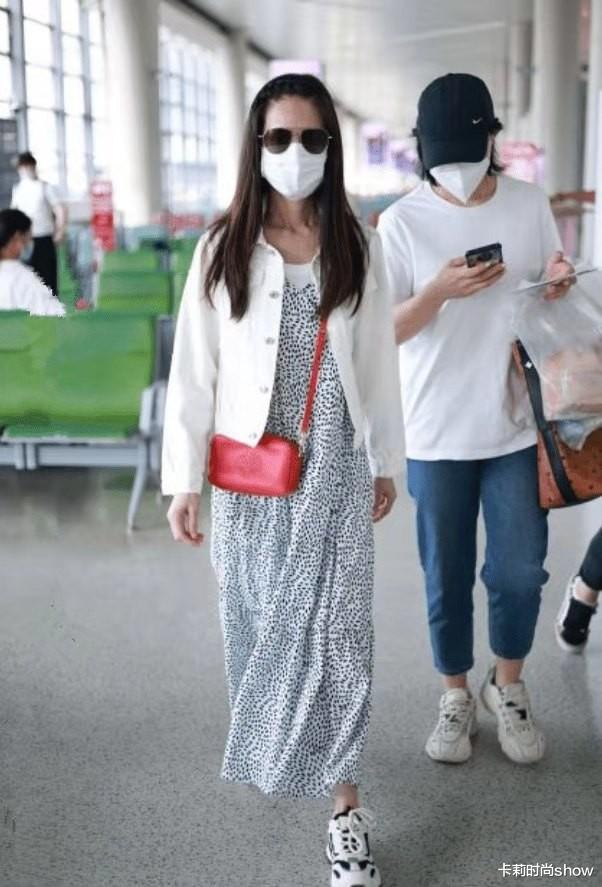 卡莉时尚show|李若彤扮嫩一刻都不停，55岁依旧敢穿小短裤，走小姑娘路线就服她