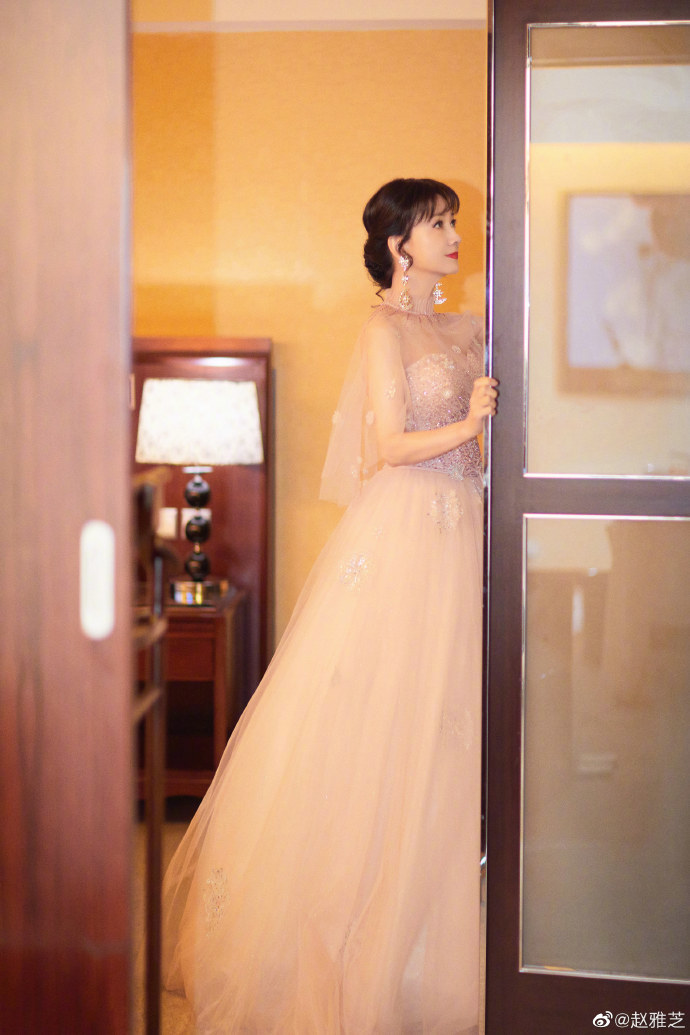 童瑶|赵雅芝分享九宫格写真 一袭粉色星光长裙优雅大气