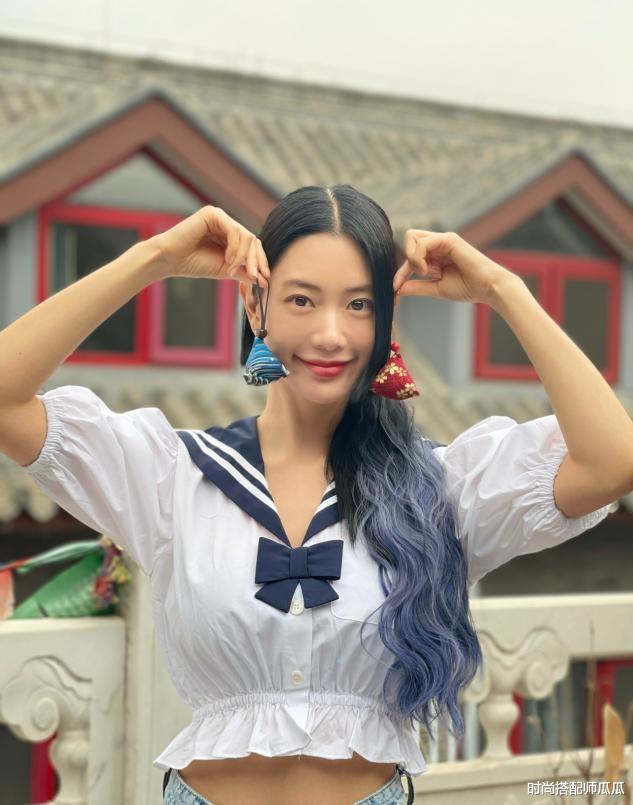 时尚搭配师瓜瓜|克拉拉最新大片曝光,穿挂脖开衩黑裙大秀身材,凹凸曲线真让人羡慕