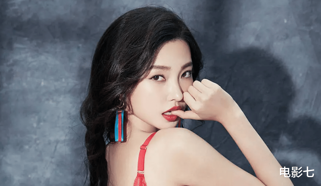 周星驰|靠性感女星博眼球，东拼西凑各种笑料，这部网大，再次刷新了底线