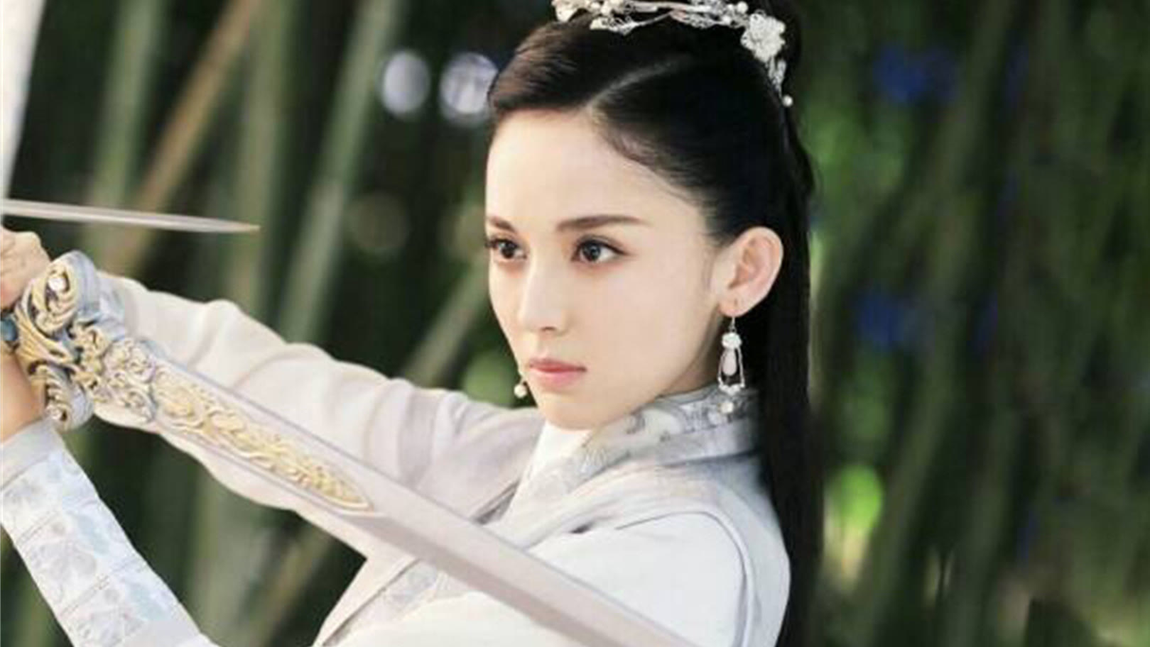 古力娜扎|又一部动漫真人化，“顶流”许凯担纲男主，古力娜扎能被认可吗？