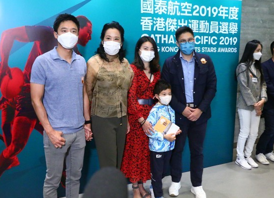 郭晶晶|霍启刚一家周末外出，郭晶晶穿无袖长裙玩滑板，三子女运动天赋满满