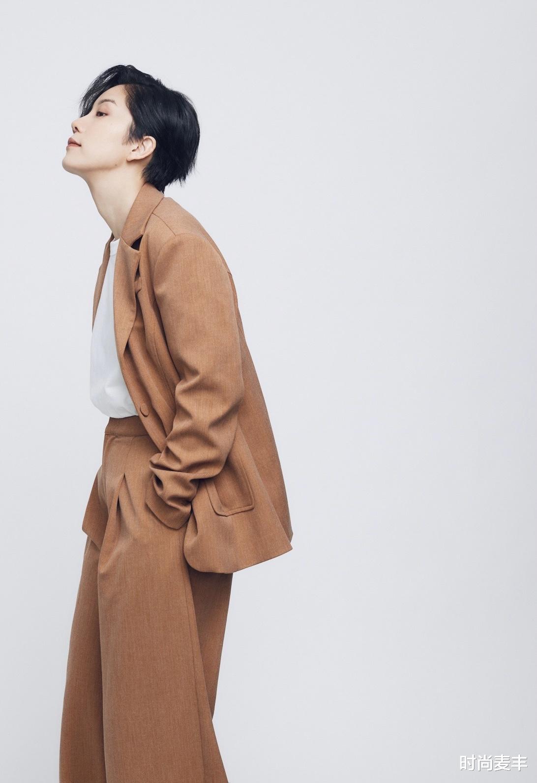 时尚麦丰|李霄云久违发新专辑，蓝色系造型超时尚，不愧当年快女亚军