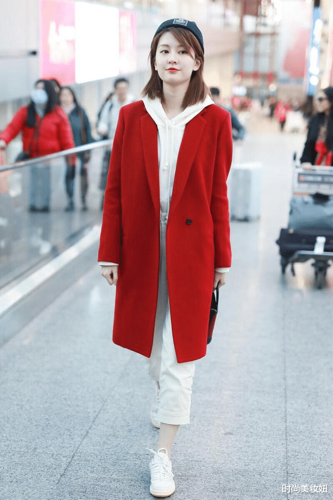 粉色|秦海璐才是“中年女人”穿搭模板，裸粉色大衣配卫衣，洋气又减龄
