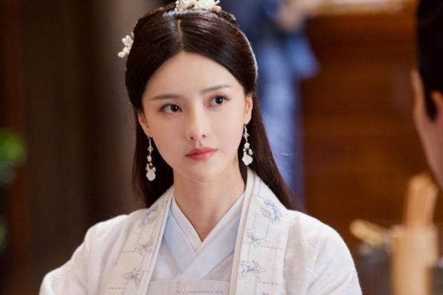 张芷溪|从《宸汐缘》到《长月烬明》，放弃演技靠换脸的她，事业还有救吗