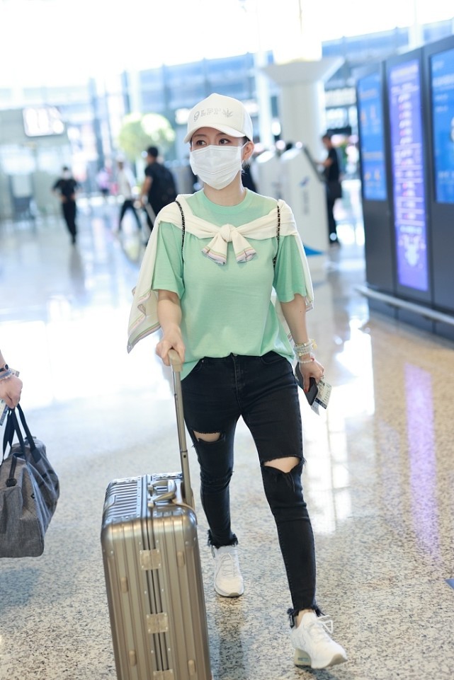 大表姐的时尚圈|“九球天后”潘晓婷低调亮相,穿粉色T恤走甜美风,39岁仍像少女