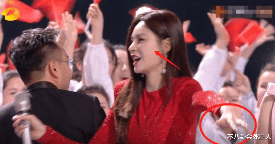 跨年晚会|跨年晚会的尴尬场面，沈梦辰想抱何炅被忽视，陈伟霆唱歌直发抖