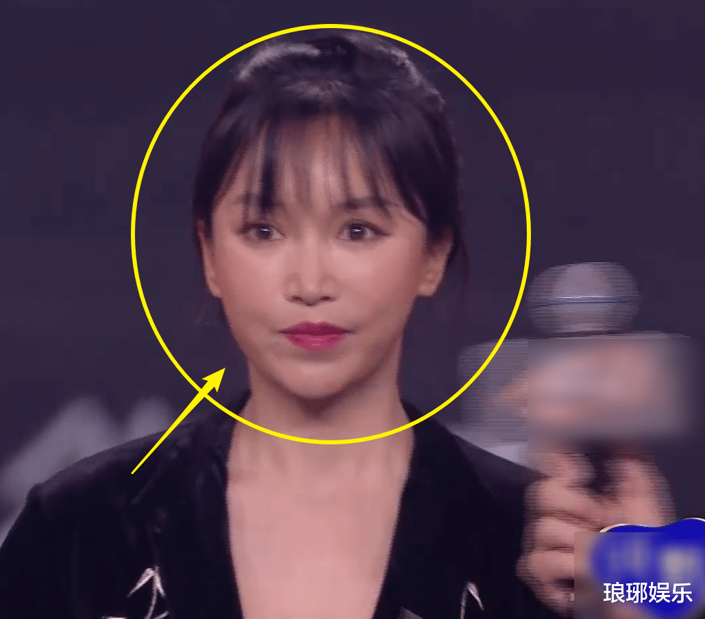 李子柒|李子柒现实中长相如何？和众女星上台站一起，真实颜值如何很显然