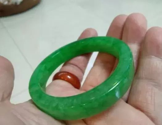 翡翠手镯|50000收下后江场口的翡翠原石，品相完美，切出满绿手镯！