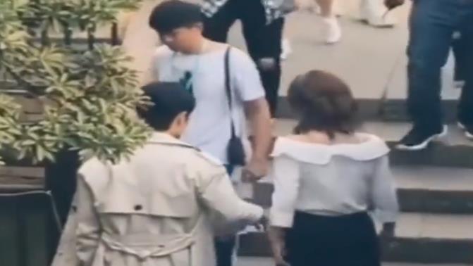 杨紫|杨紫手不小心碰到肖战，肖战直接抓住了杨紫的手，网友：太甜了！