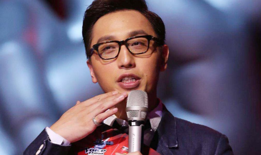 华少|主持人华少变身记者报道台风，现场淋雨播报，被质疑退出节目组