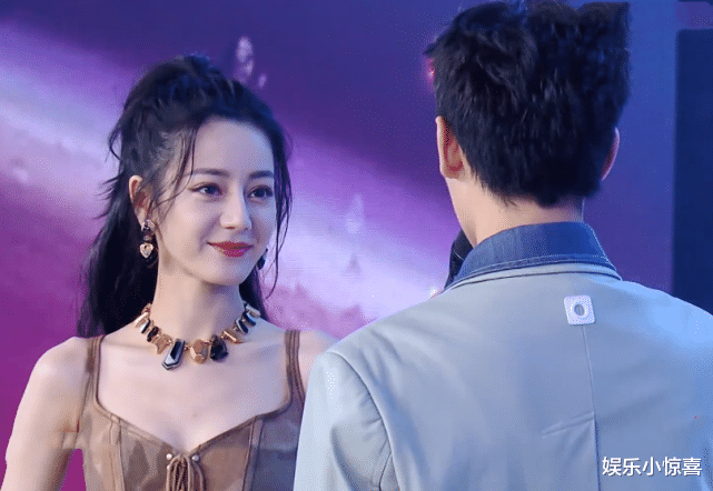 迪丽热巴|《你是我的荣耀》手势海报，热巴等人做出ok手势，杨洋最特别