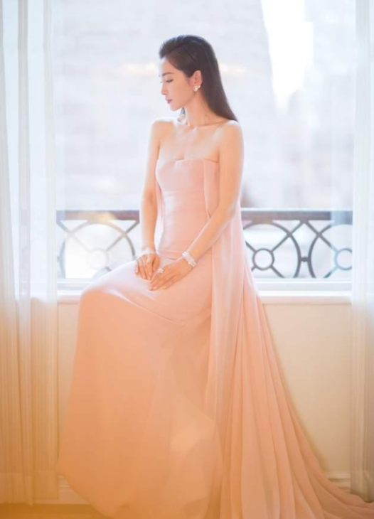 闲鱼有话说|李冰冰又扮嫩成功，穿一身粉色还有少女感，年近半百没有中年气息