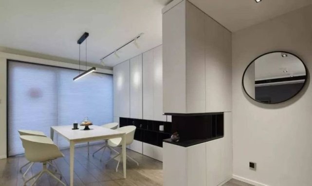 112平简约二居室，入户玄关大面积木饰面平衡黑白空间