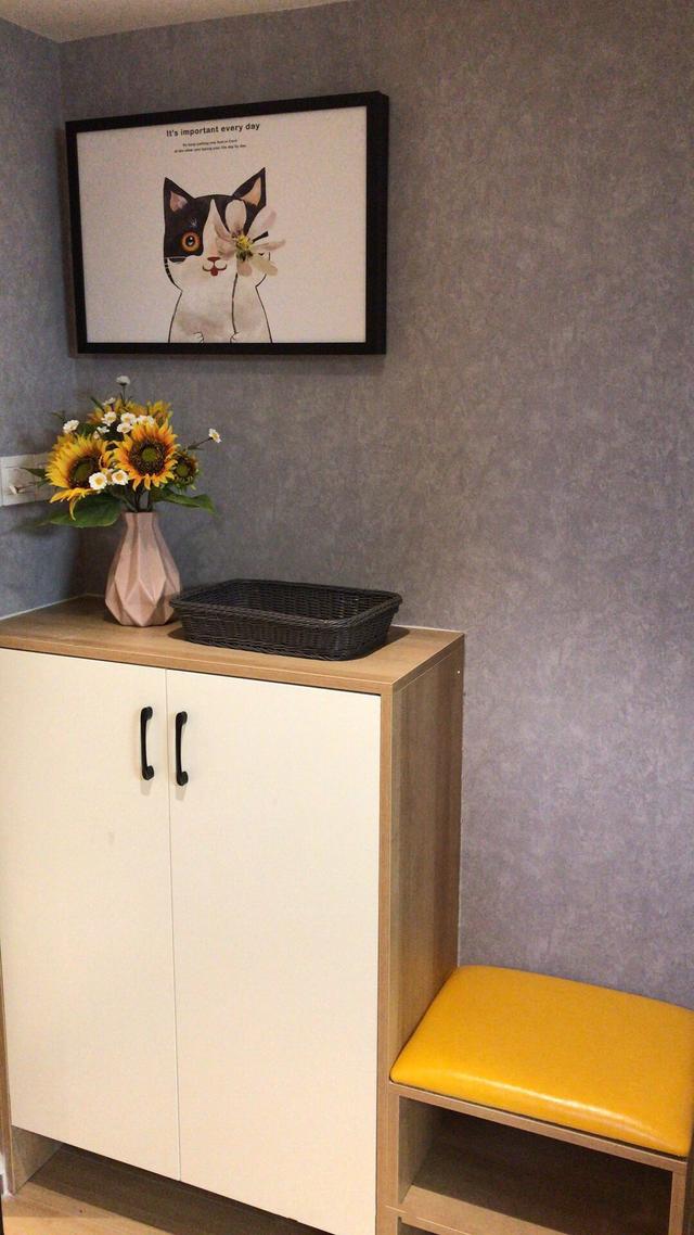 夫妻两人买下了复式公寓,楼上小三房的格局略压抑,层高是个败笔