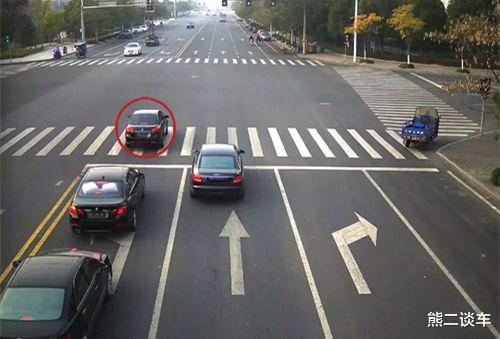 精锐教育 为何老司机误闯红灯后右转不扣分，新手右转被扣3分？原因很简单