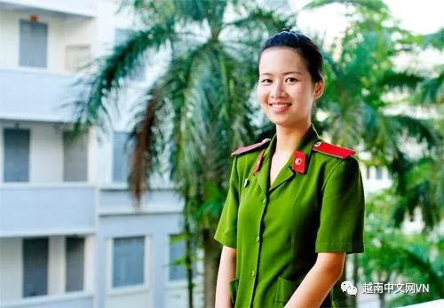 越南中文君 越南警服发展变化历史，男女警察都穿绿色，女警察英姿飒爽！