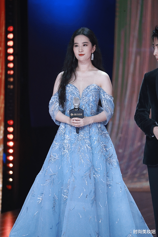 时尚美妆妞|刘亦菲难逃“中年发福”，身材圆润差点认不出，颈纹明显太真实