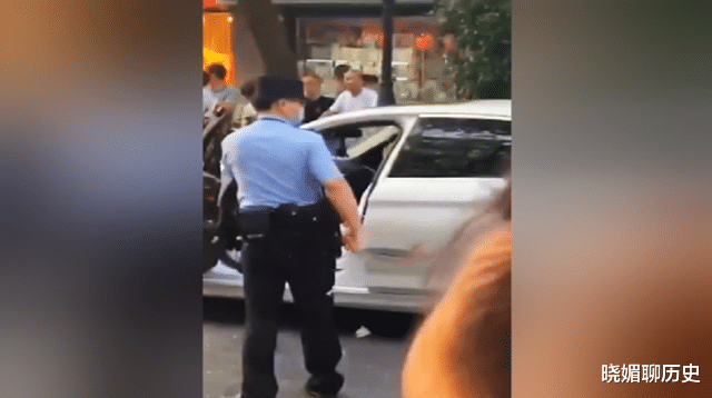 杨旭文 疑因嫩妻出轨60岁男子当街刺死29岁情敌，目击者：女子就坐在车内