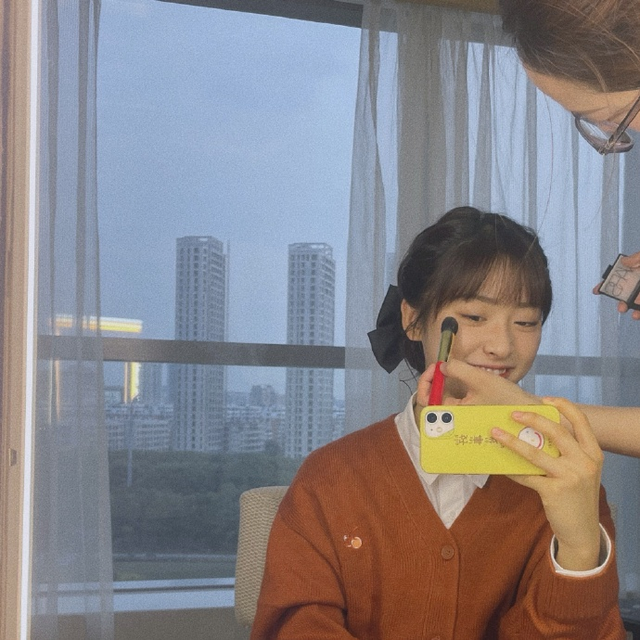 任嘉伦|明星花式营业迎12月！任嘉伦库存自拍显非主流，杨紫转发九年旧博