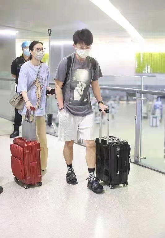 潮帮先生|吴敏霞孕后首露面，和老公同穿基础款走机场，打扮低调像邻家姐姐