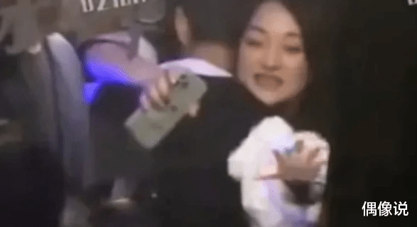 何炅|何炅出道10000天，工作室晒照庆祝：何炅置身竹林，略显沧桑