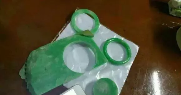 翡翠|富二代花38万买下的翡翠原石,一身黑皮不被看好,结果一刀切出一片绿!