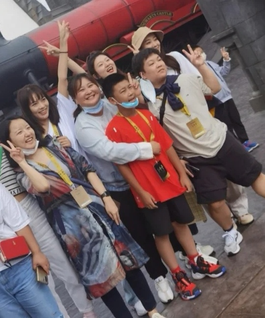 一街拍|网友影城偶遇贾玲张小斐，贾玲扎小辫子，张小斐戴帽耸肩好呆萌