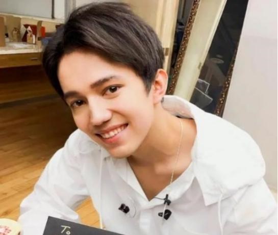 迪玛希|穿老板的二手衣服，吃不饱睡在机场，迪玛希终走上解约之路