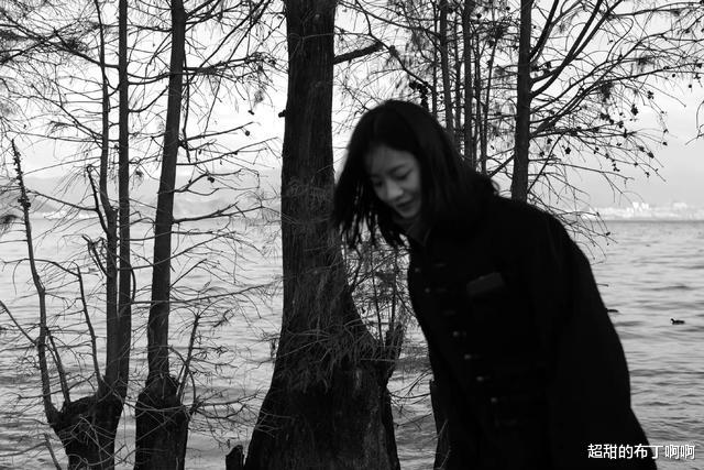 李庚希|李庚希分享黑白滤镜plog，尽显高级感，笑起来好治愈，氛围感十足