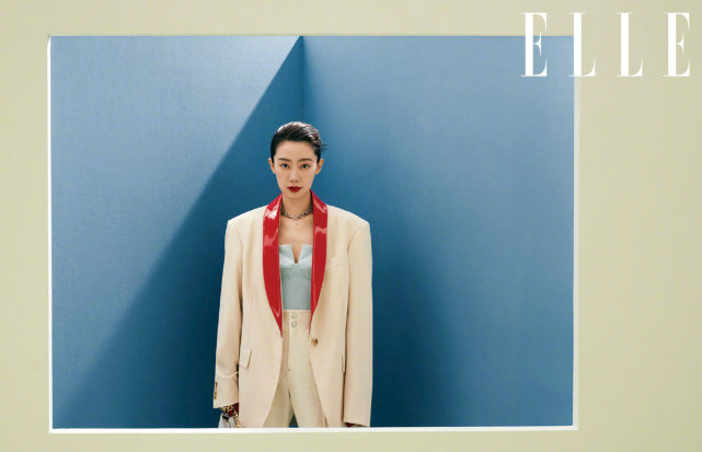 演绎|张小斐职场造型太开挂！穿西装演绎女总裁范，整个人气场变化太大