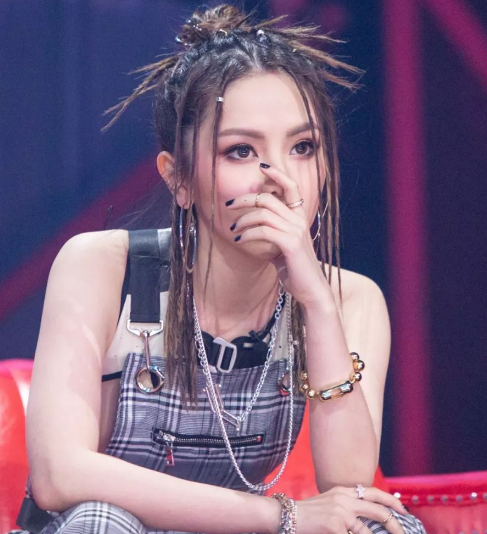 张碧晨|张碧晨带女儿外出吃饭不惧镜头,看清正面网友懵了:这不是那谁