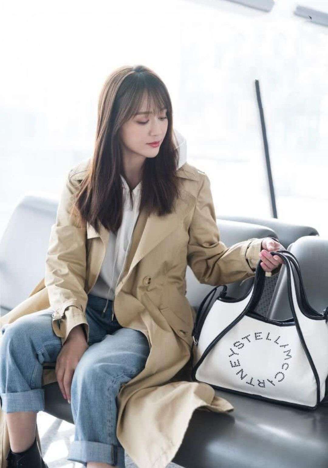 闲鱼有话说 陈乔恩过了40身材走样,穿挂脖裙看着好“壮实”,终于有中年味道