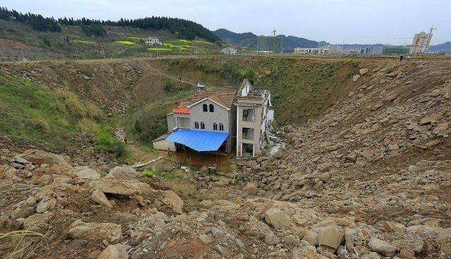 烧酒喵喵 湖北“执拗”钉子户，自称给1亿也不拆，断水断电5年终无悔