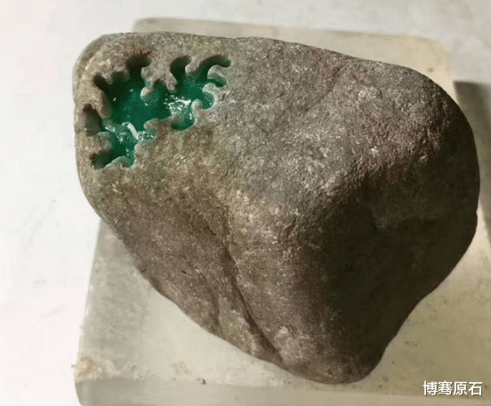 翡翠|所谓“神仙难断寸玉”，300元买来玩的黑料子竟然切出满绿？成品令人太惊喜！