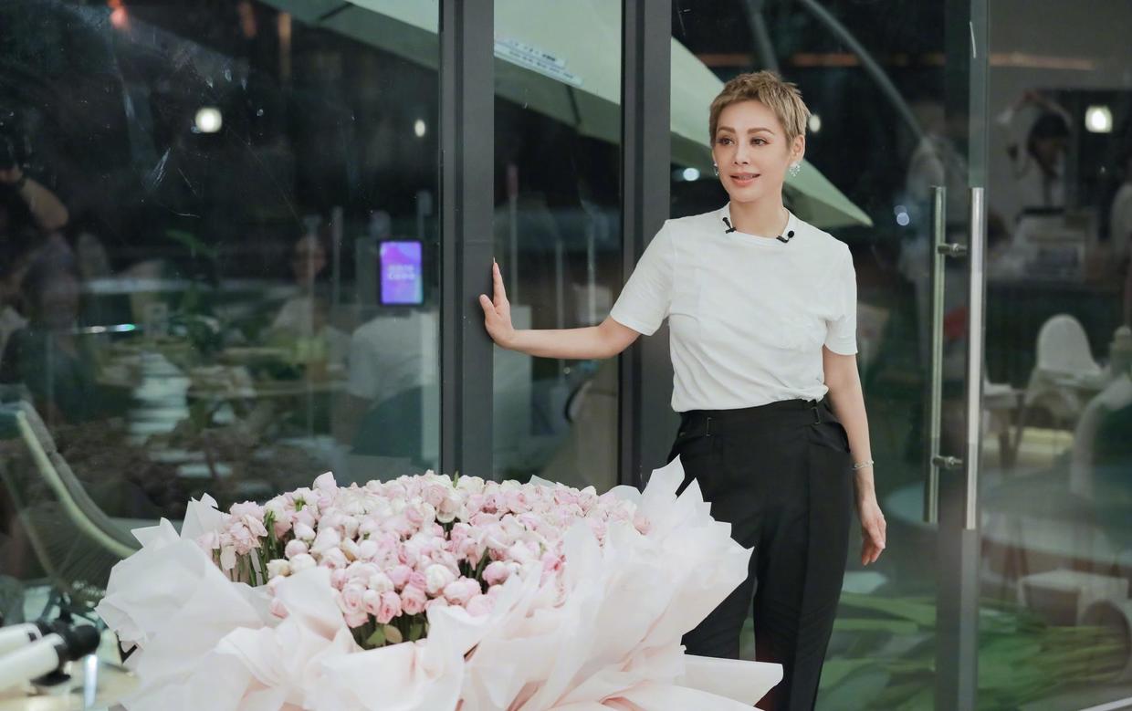 穿衣搭配 宁静真不肯服老,穿皮衣配半身裙,愣是穿出二十多岁的既视感