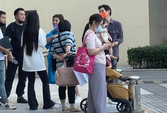 五行阁宝宝名字分享|祖孙三代逛街阵仗大:郭碧婷和向太热聊,小奶皇在向佐怀中吸奶嘴