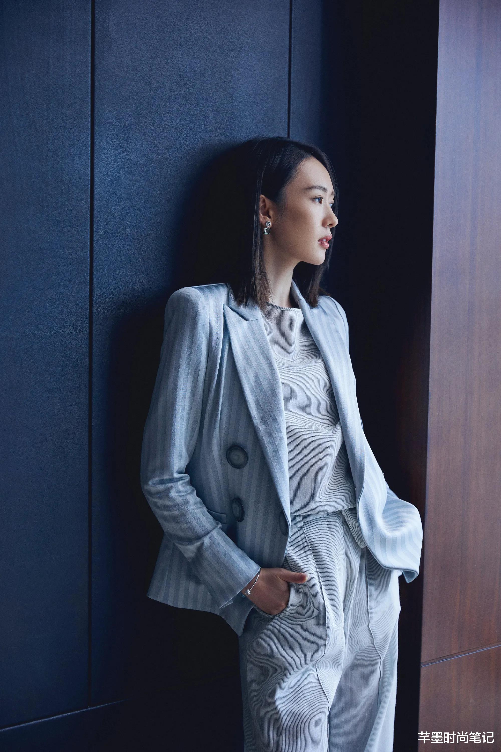 穿衣搭配|童谣职场穿搭好温柔，整体“天蓝色”搭配，穿出三十岁简约浪漫感