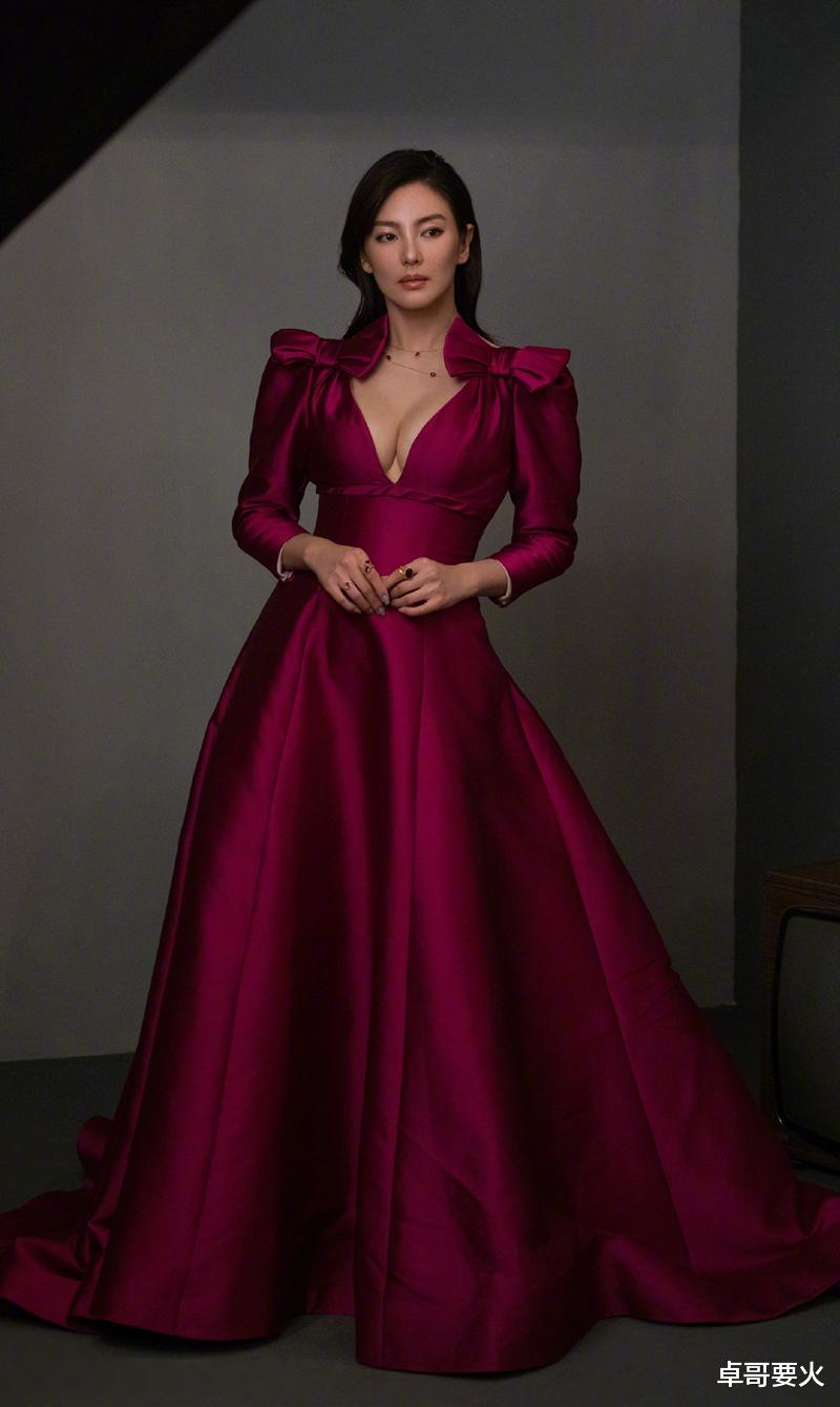 秦海璐|张雨绮一副“总裁”的架子，一袭深V抹胸造型，不俗反倒很吸睛