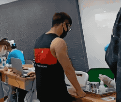 疫苗|肌肉帅哥接种疫苗，秀出麒麟臂满屏荷尔蒙，网友：我也想当护士！