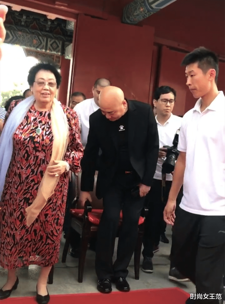 陈丽华|陈丽华尽管穿的很年轻，但80岁就是老太婆了，唐僧还像个中年人！