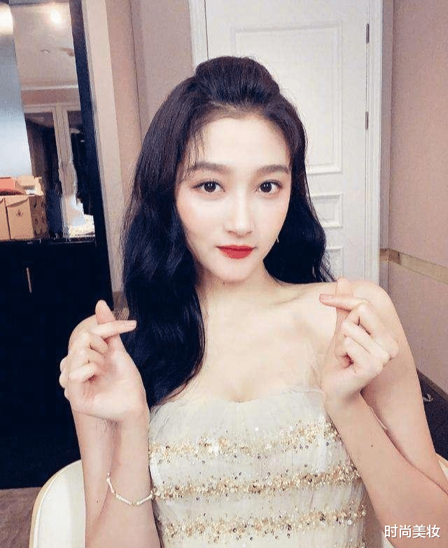 时尚美妆|学关晓彤的洗脸方法，肌肤光滑又细腻，难怪她素颜皮肤也那么好！