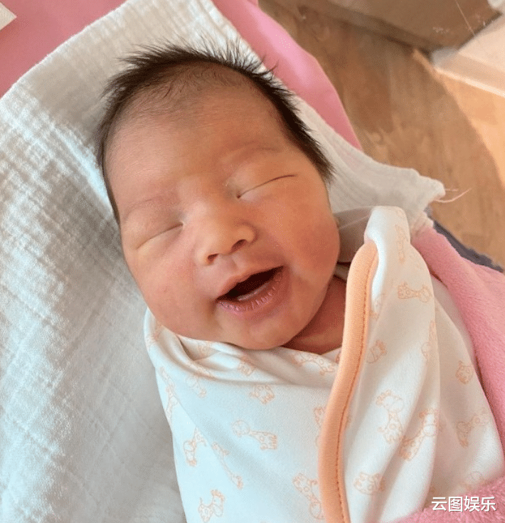 洪永城|33岁女星苦熬14小时产女，一度痛到又晕又想吐，差点扭断老公的手