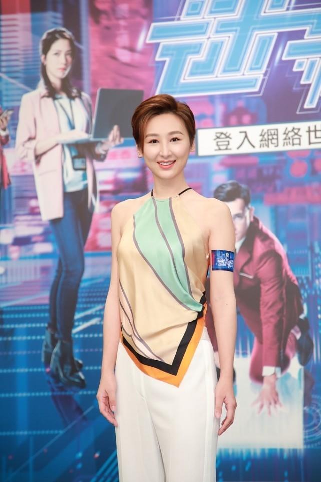 何有强|高海宁的气质真不是吹的，挂脖上衣配休闲裤精致时髦，美得高调