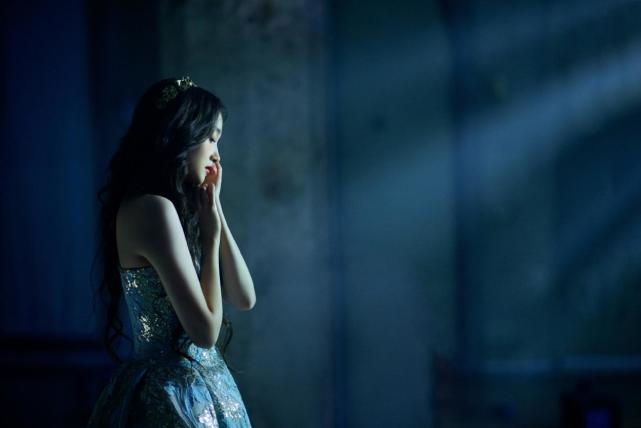 卷发 关晓彤终于把头发放下来了!鎏金蓝裙+皇冠美成仙子,竟然不显胖了