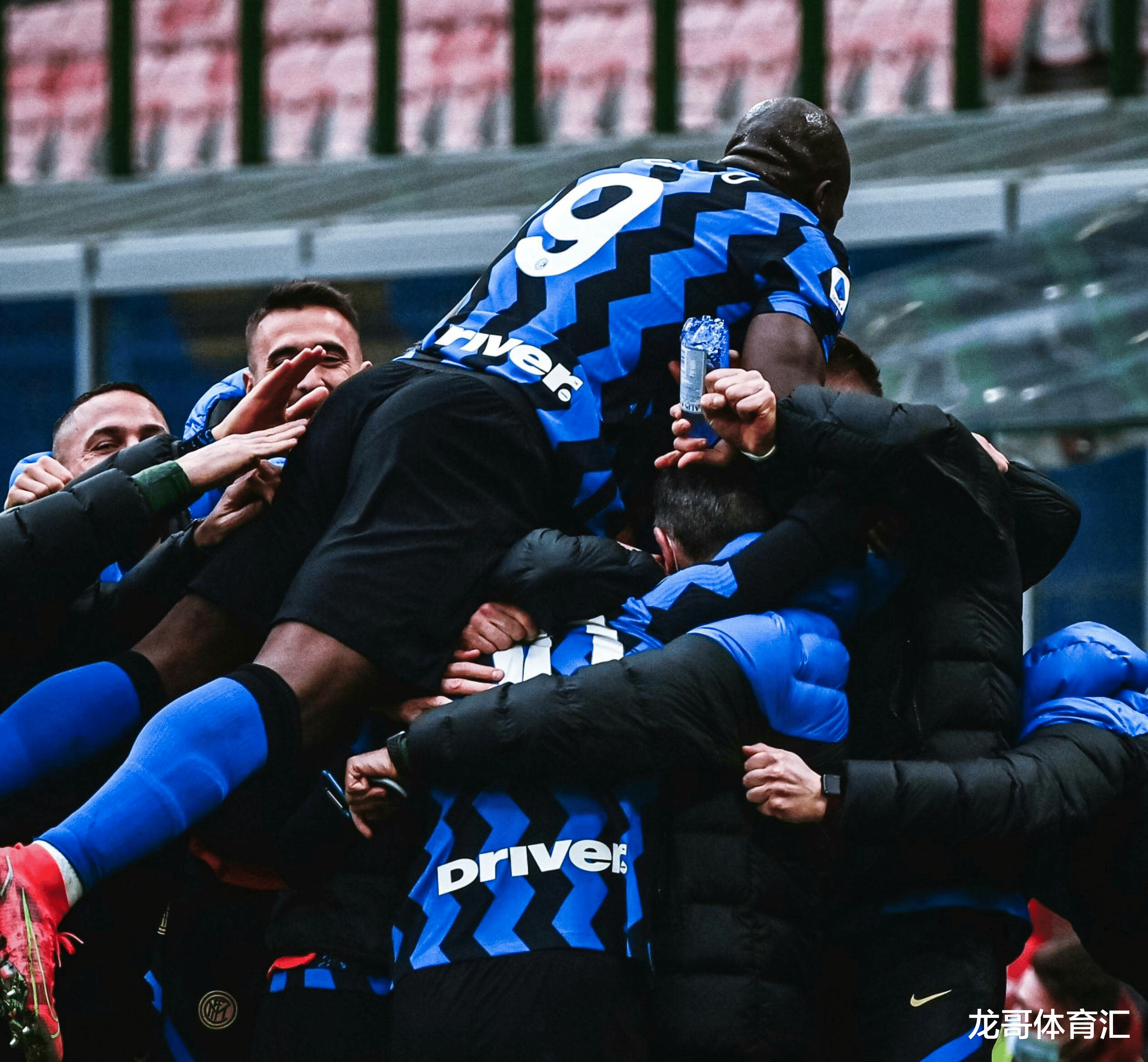 国际米兰|3-0！国米复仇米兰，十年无冠或就此终结，米兰后场两颗定时炸弹还是爆了。