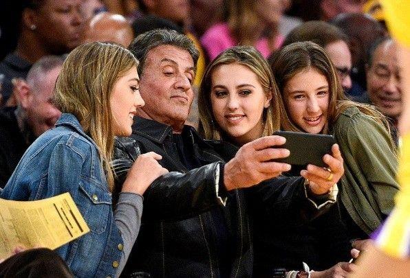 面瘫|史泰龙：出生被产钳夹成面瘫，3任老婆都是绝色，3个女儿更是貌美