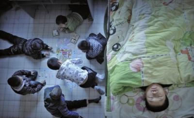 9岁女孩被网友拍“私密照”,导致孩子不敢出门,妈妈的反应亮了